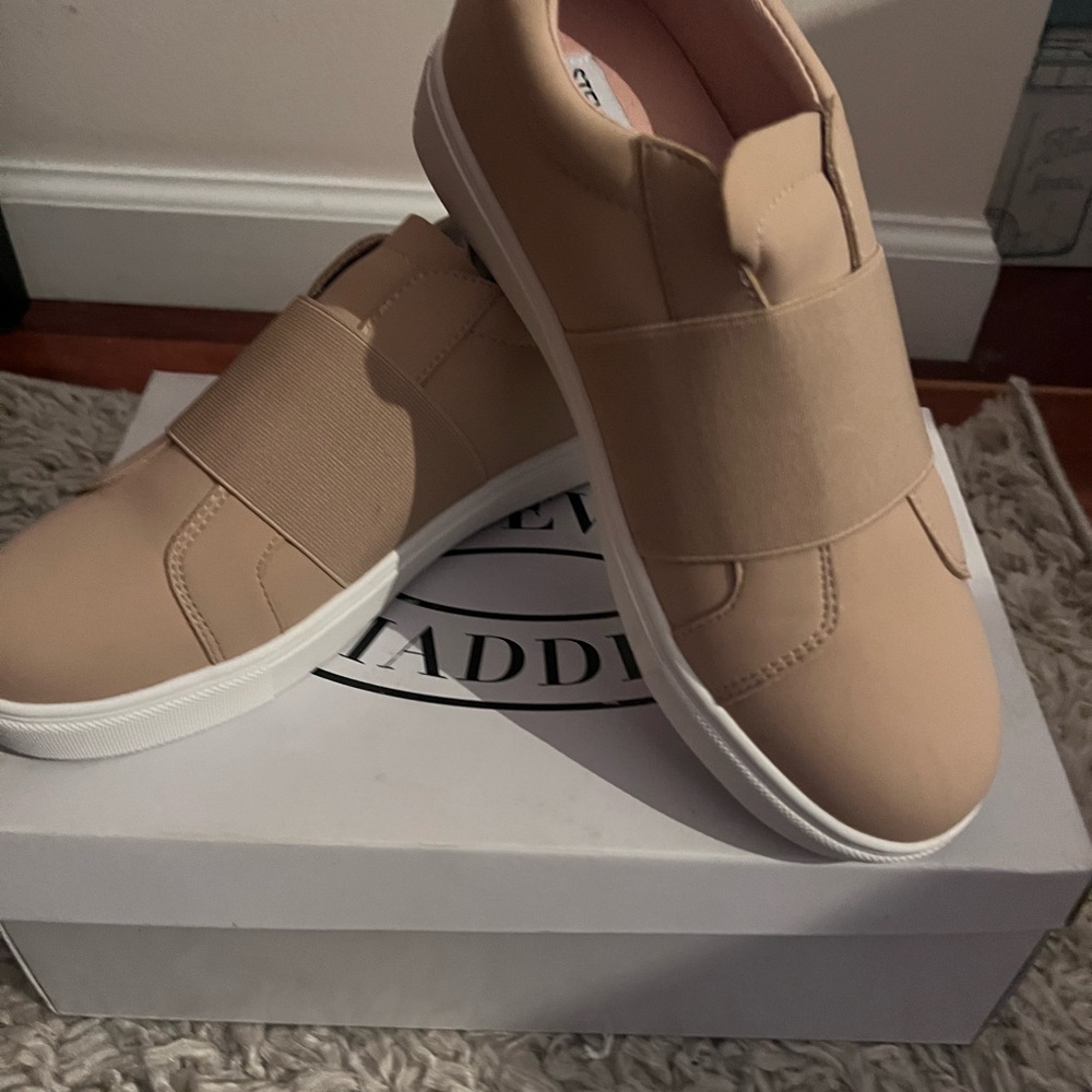 🤎🤎🤎Steve Madden Women’s  Tan Sneakers like new 💫